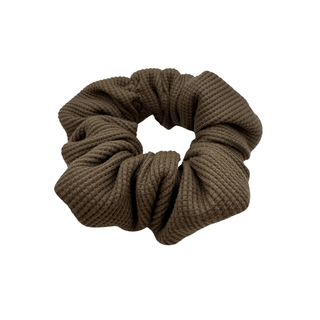 One XL brown waffle-knit cotton scrunchie. The textured fabric features a soft, ribbed pattern, offering a cozy and voluminous look. Ideal for gentle hair styling across different hair types and preferences